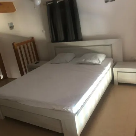 Beau Et Vaste 3 Pieces Avec Piscine