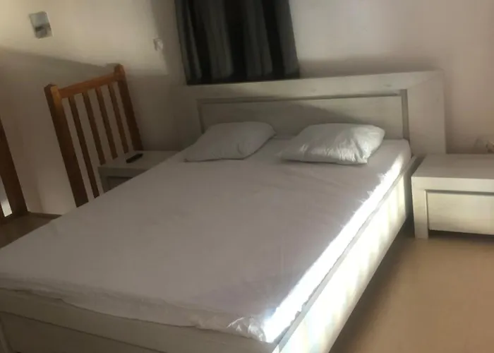 Beau Et Vaste 3 Pieces Avec Piscine